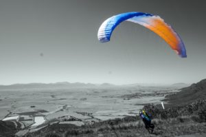 parapente noir blanc couleur bleu orange