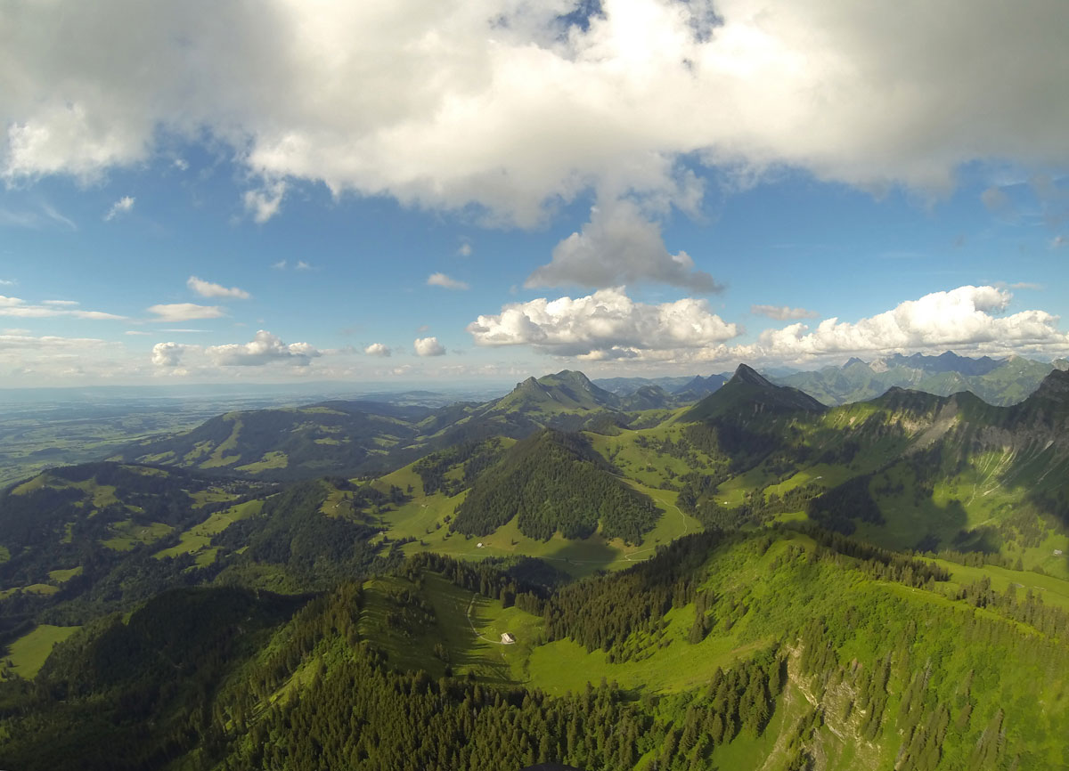 parapente vert green montagnes path